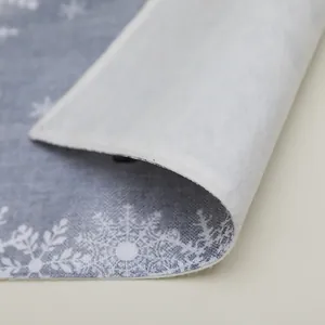 Weihnachts-Tischset mit weißem Schneeflockenmuster auf grauem Stoff für Esstischdeko