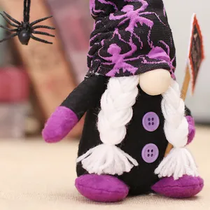 Nain en peluche d'Halloween avec chapeau de sorcier à araignée et détails violets