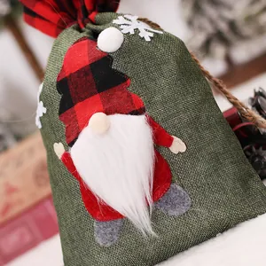 Kerst cadeauzakje van jute met kabouter, rode geruite hoed en handig trekkoord