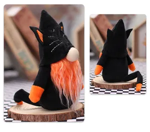 Vue détaillée avant et arrière d'un nain d'Halloween avec barbe orange et chapeau de chat