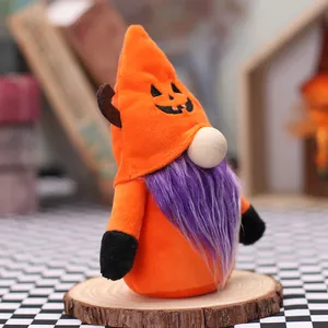 Gnome d'Halloween en peluche avec chapeau citrouille orange et barbe violette