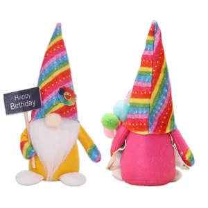Gnomes d'anniversaire arc-en-ciel en peluche avec panneau et ballons colorés