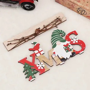 Decorazione natalizia in legno con gnomo e albero su fondo in peluche bianco