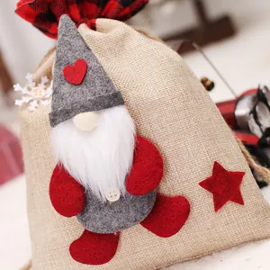 Sacchetto regalo di Natale in juta con gnomo e decorazione a quadri rossi e neri