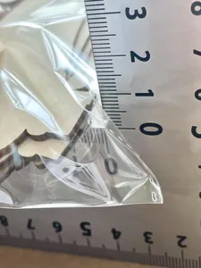 Detail van houten kerstversiering met liniaal die een breedte van 3cm toont in verpakking