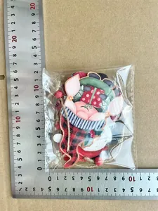 Detailweergave van kersthanger met geruite muts en liniaal voor de exacte afmetingen