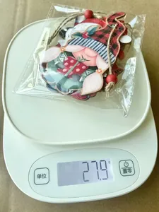 Gedetailleerde weergave van houten kersthanger-sets op weegschaal met 27,9 gram