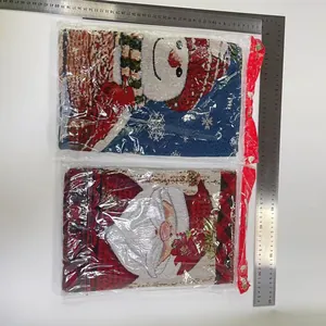 Detalle de manteles individuales navideños de punto con diseños de Papá Noel y Muñeco