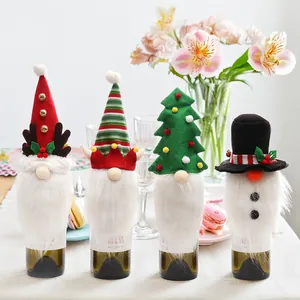 Set copribottiglie natalizi con disegni di renna, elfo, albero e pupazzo di neve