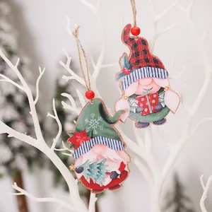 Set van twee houten kerstkabouters met ruitpatroon en touwtjes voor feestelijke decoratie
