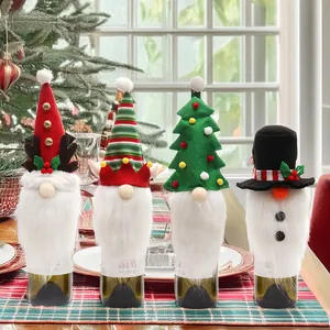 Set di 4 copribottiglie di vino gnomo con renna, pupazzo di neve e albero di Natale