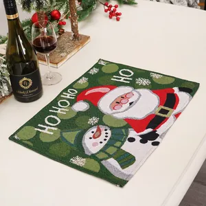 Sottopiatto natalizio in maglia con Babbo Natale e pupazzo di neve su sfondo verde