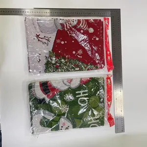 Detalle de manteles individuales navideños con muñecos de nieve y medidas 45x33cm