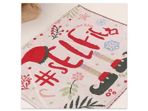 Detail van gebreide kerstplacemat met #SELFIE elfenpoten patroon en feestelijke texturen