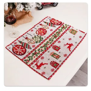 Detail van kersttafelmat met rendier jacquard en feestelijke decoraties