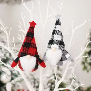 Pendentifs de nains de Noël avec bonnets en tricot à carreaux pour décoration de sapin