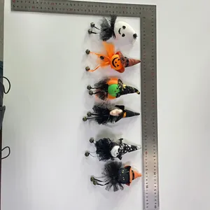 Dettaglio di ciondoli Halloween in tessuto con paillettes, gonne a rete e campanelli