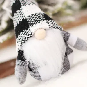 Gnome de Noël en peluche avec bonnet à carreaux noirs et blancs et longue barbe blanche