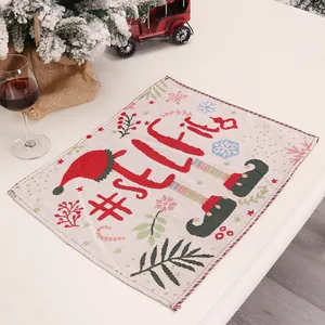 Gebreide kerst placemat met rode #ELFIE tekst en feestelijke motieven op witte basis