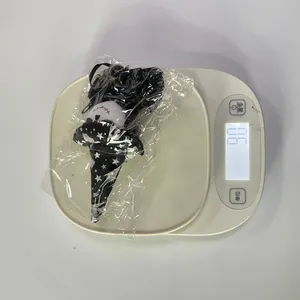 Vista dettagliata della bilancia che mostra il peso di 10,6g del ciondolo fantasma