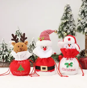 Dettaglio di sacchetti regalo natalizi con renna, Babbo Natale e pupazzo di neve ricamati