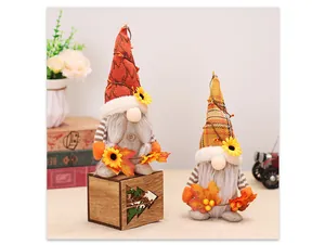 Dettaglio di gnomi del raccolto con girasoli, foglie d'acero e morbide trame a maglia
