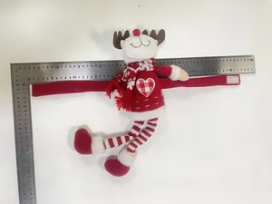 Dettaglio del fermatenda natalizio a forma di alce con maglione a cuori e gambe a righe
