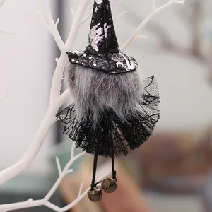 Ciondolo gnomo di Halloween con cappello a stelle e campanelli su rami bianchi