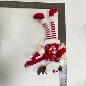 Dettaglio del fermatende renna di Natale con maglione lavorato e lunghe gambe a righe