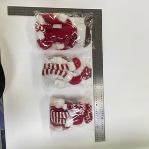 Set di tre gnomi natalizi in maglia con righello che mostra l'altezza di 45 cm circa