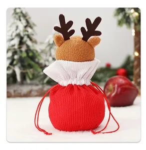Dettaglio del sacchetto regalo natalizio in maglia con alce di peluche e cordoncino rosso