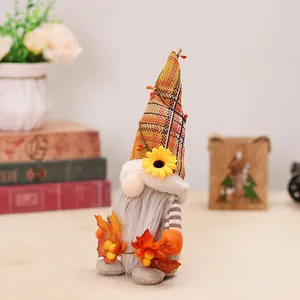 Gnomo autunnale in peluche con girasole e bacche, ideale per decorazioni del Ringraziamento