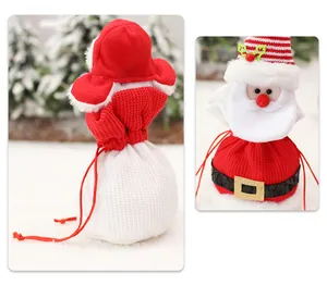 Dettaglio del sacchetto regalo di Natale a forma di Babbo Natale con coulisse e barba