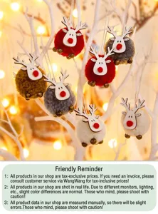Detalle de adornos de renos navideños hechos de bolas de fieltro de colores y madera