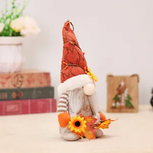 Gnomo autunnale di peluche con cappello arancione girasole e foglia d'acero decorativo
