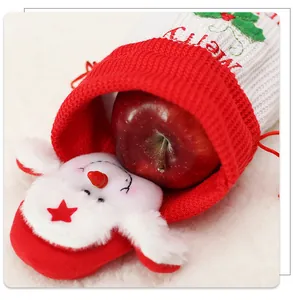Dettaglio del sacchetto regalo di Natale in maglia con pupazzo di neve e ricamo Merry