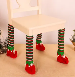 Détail de protecteurs de pieds de chaise en forme de bottes de lutin rayées de Noël