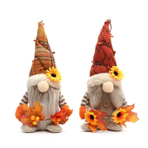 Set di gnomi autunnali in peluche con girasoli e foglie di acero per decoro di casa