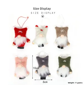 Vue détaillée de six gnomes de Noël tricotés colorés avec flocons de neige et cordons