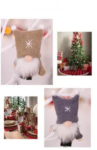 Gros plan de gnomes de Noël tricotés avec broderie de flocons et barbe blanche