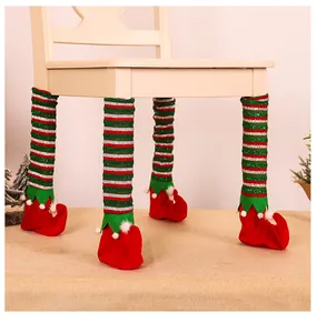 Détail de couvre-pieds de chaise de Noël style elfe avec chaussures rouges à rayures