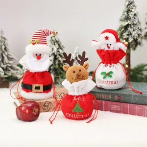 Tre sacchetti regalo di Natale in maglia con Babbo Natale, renna e pupazzo di neve