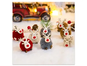 Detalle de adornos de reno de fieltro navideños en colores rojo, blanco y marrón
