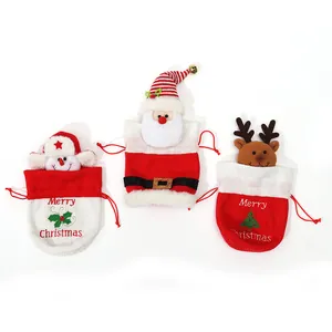 Tre sacchetti regalo natalizi in maglia con Babbo Natale, pupazzo di neve e renna