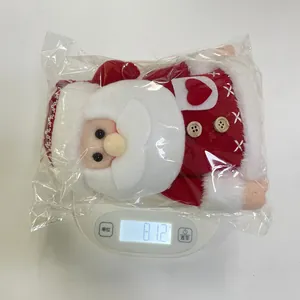 Dettaglio di fibbia per tende Babbo Natale in maglia con toppa a cuore e bottoni