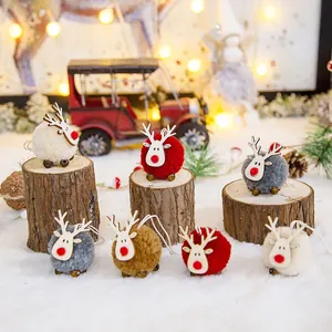 Adornos de renos navideños de felpa en colores blanco, rojo, gris y marrón
