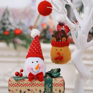 Kerstversiering van pluche met sneeuwpop en rendier voor decoratie van de kerstboom