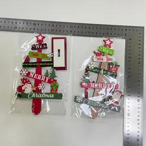 Vue à plat d'ornements de sapin de Noël en bois avec détails de gnome et de flocon