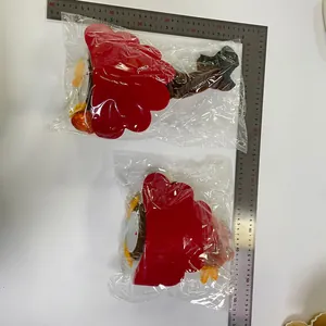 Detailansicht der Plüsch-Truthahn-Wichtel in Verpackung mit Größenreferenz