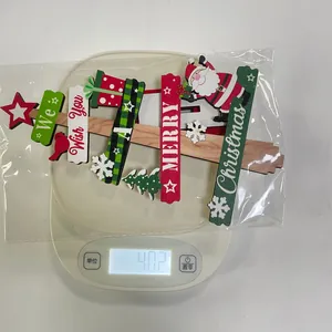 Détail d'un ornement de sapin de Noël en bois sur une balance avec texte de vœux festifs